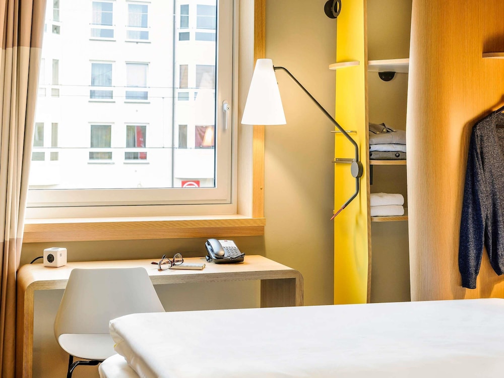 Habitación con 2 camas individuales equipada con la nueva ropa de cama del hotel Ibis Muenchen City Arnulfpark. Foto 6