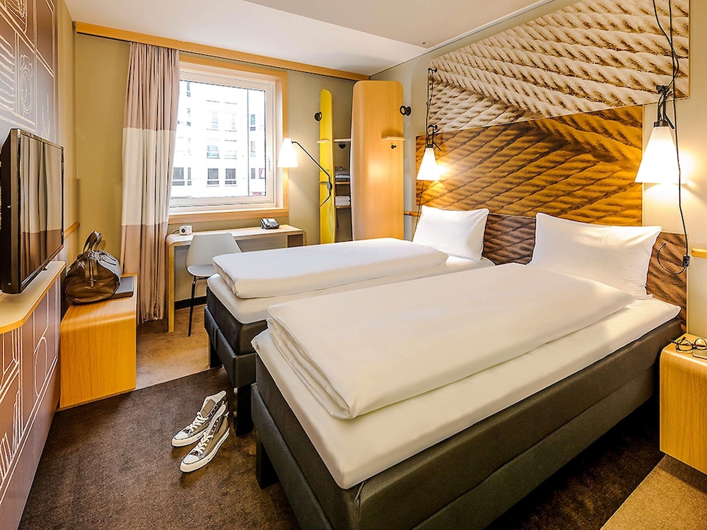 Habitación con 2 camas individuales equipada con la nueva ropa de cama del hotel Ibis Muenchen City Arnulfpark. Foto 7