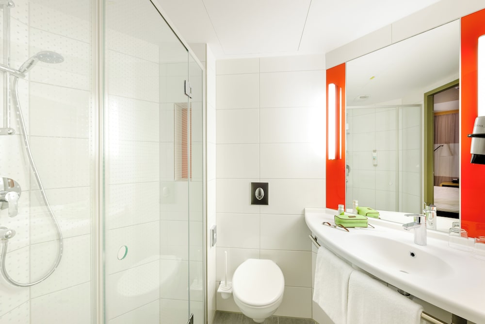 Habitación con 2 camas individuales equipada con la nueva ropa de cama del hotel Ibis Muenchen City Arnulfpark. Foto 8