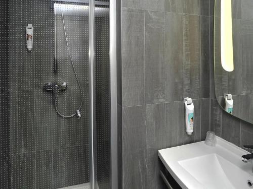 Habitación Doble Estándar - 2 camas del hotel Ibis Lyon Centre. Foto 5