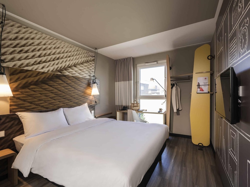 Habitación con 1 cama doble (160x200 cm), nuevo concepto de descanso del hotel Ibis Muenchen City Ost. Foto 3