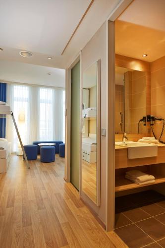 Habitación Cuádruple Confort del hotel H2 Hotel Munchen Messe. Foto 3