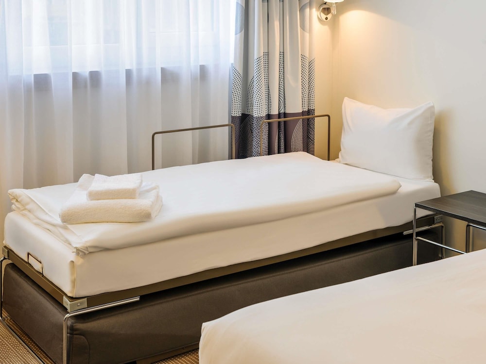 Habitación Estándar con 1 cama doble y sofá del hotel Novotel München City Arnulfpark. Foto 1