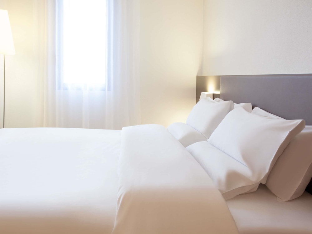 Habitación Estándar con 1 cama doble y sofá del hotel Novotel München City Arnulfpark. Foto 2