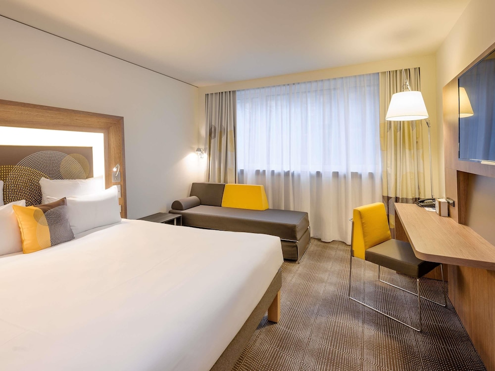 Habitación Estándar con 1 cama doble y sofá del hotel Novotel München City Arnulfpark. Foto 8