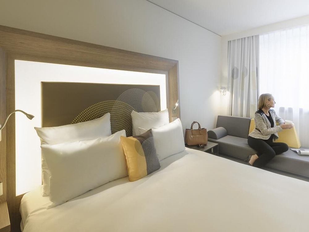 Habitacion Superior con 1 cama doble y Sofa del hotel Novotel München City Arnulfpark. Foto 8