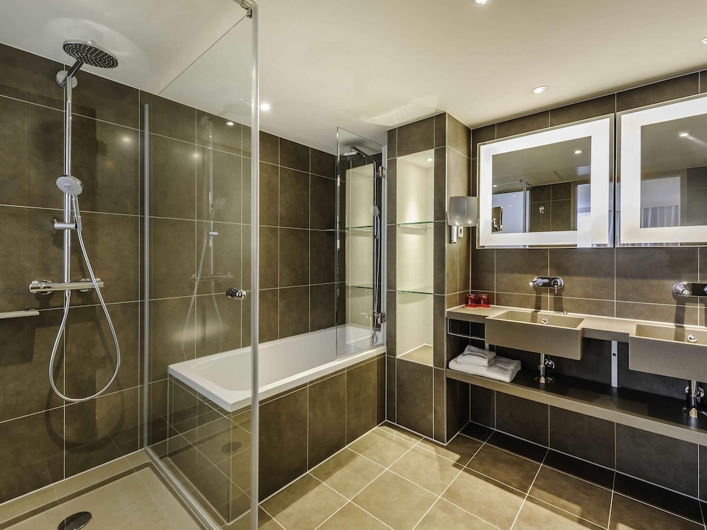 Suite superior con 1 cama doble y un sofá del hotel Novotel München City Arnulfpark. Foto 1