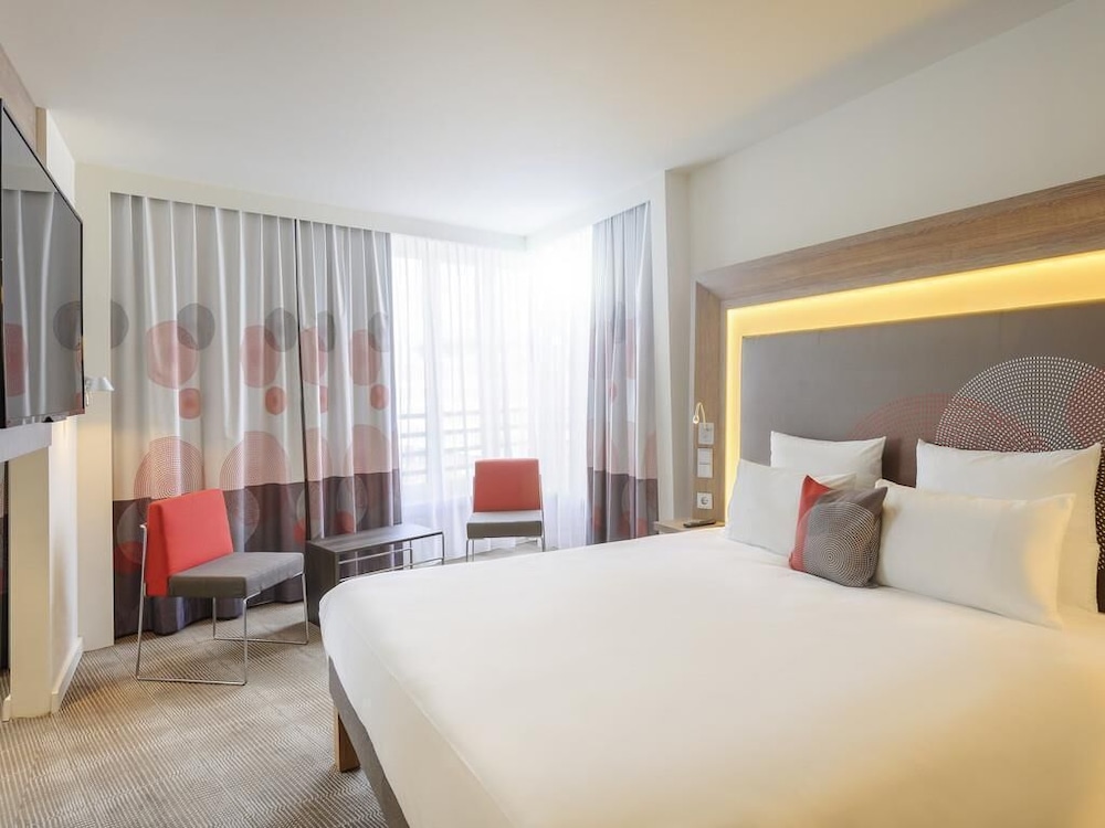 Suite superior con 1 cama doble y un sofá del hotel Novotel München City Arnulfpark. Foto 2