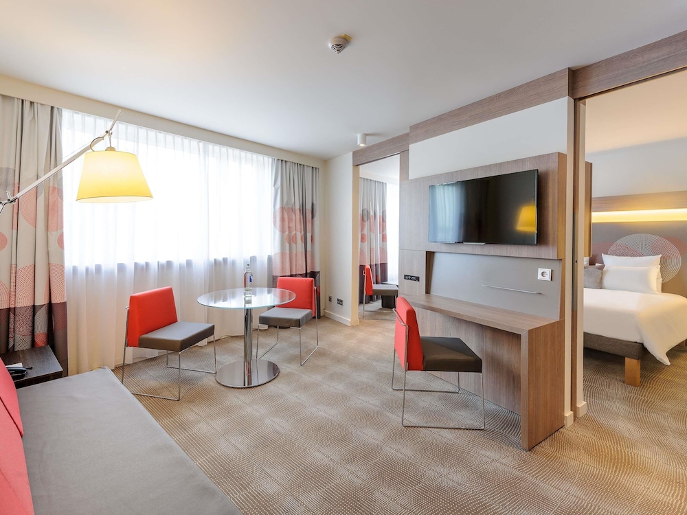 Suite superior con 1 cama doble y un sofá del hotel Novotel München City Arnulfpark. Foto 3