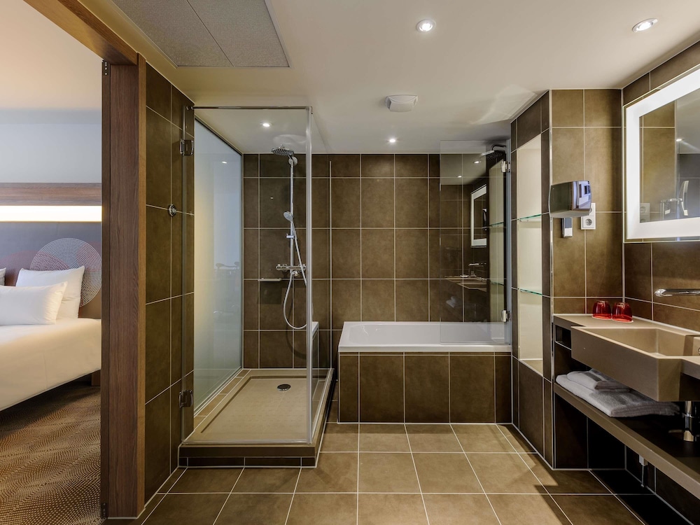 Suite superior con 1 cama doble y un sofá del hotel Novotel München City Arnulfpark. Foto 4