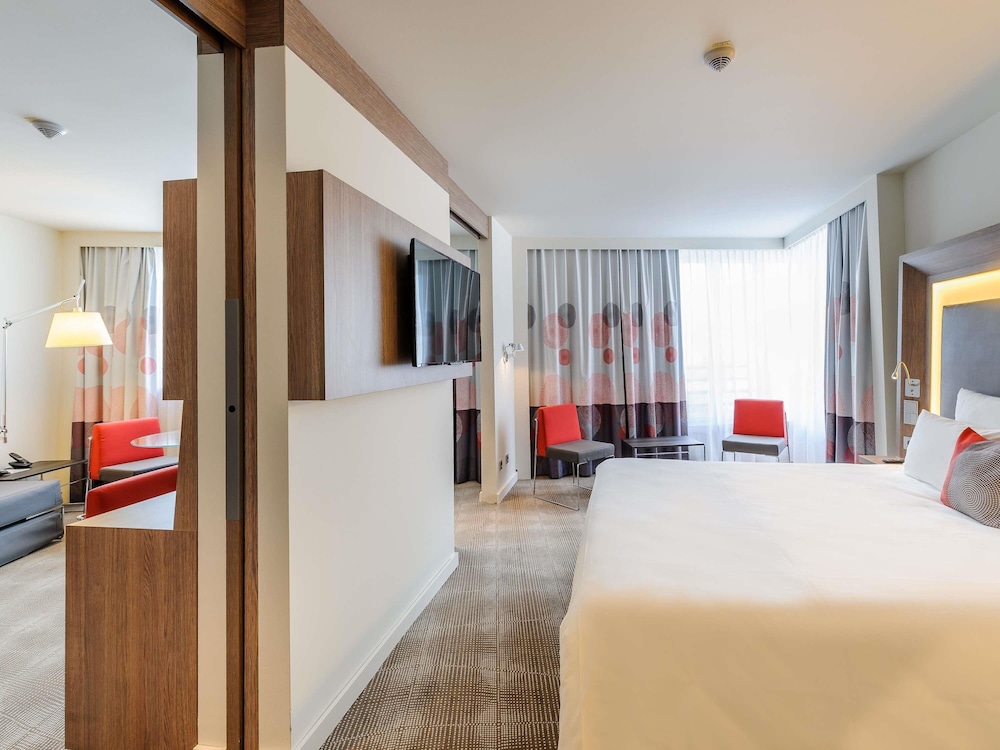 Suite superior con 1 cama doble y un sofá del hotel Novotel München City Arnulfpark. Foto 5
