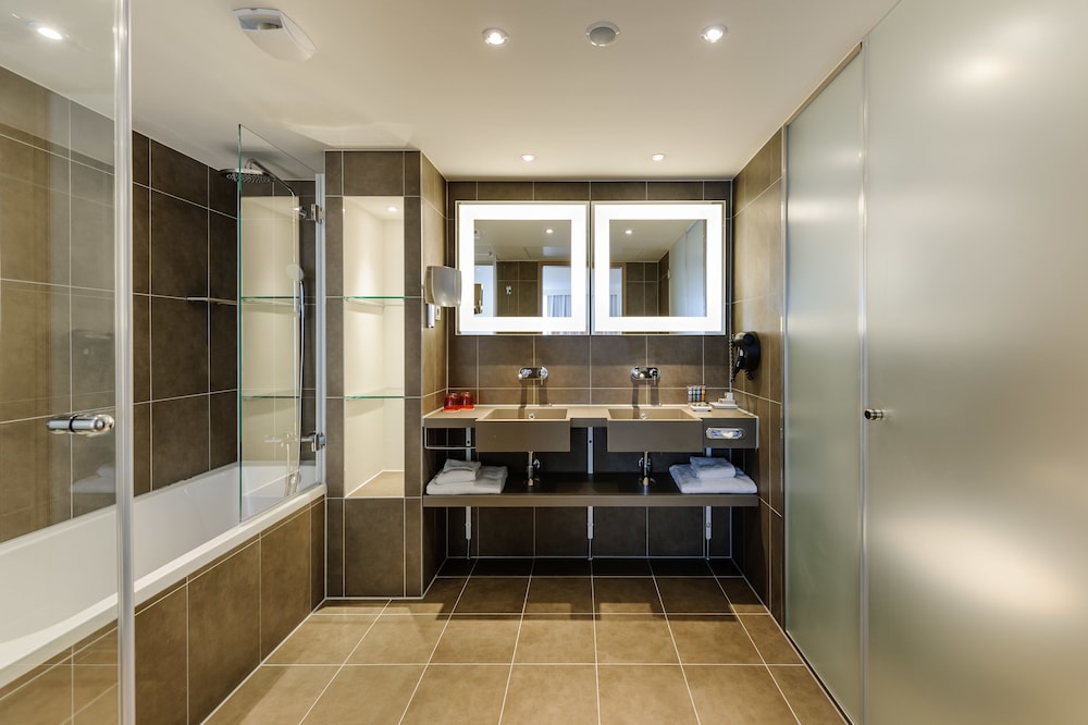 Suite superior con 1 cama doble y un sofá del hotel Novotel München City Arnulfpark. Foto 9
