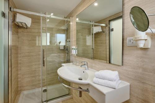 Habitación Doble Estándar - 2 camas del hotel Grupotel Ibiza Beach Resort - Adults Only. Foto 2