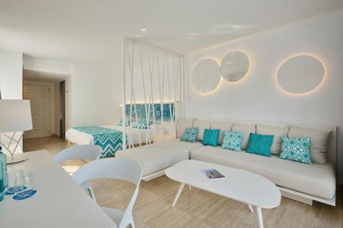 Suite Junior del hotel Grupotel Ibiza Beach Resort - Adults Only. Foto 1