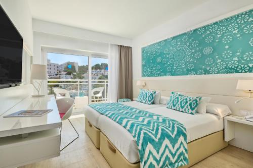Habitación Doble con vistas laterales al mar del hotel Grupotel Ibiza Beach Resort - Adults Only