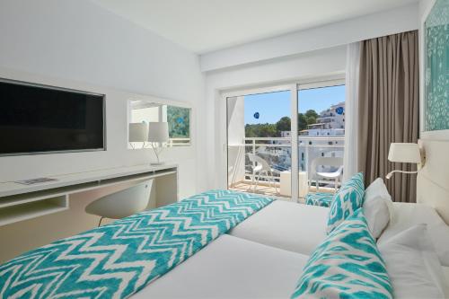 Habitación Doble con vistas laterales al mar del hotel Grupotel Ibiza Beach Resort - Adults Only. Foto 1