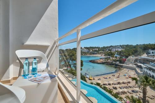 Habitación Doble con vistas laterales al mar del hotel Grupotel Ibiza Beach Resort - Adults Only. Foto 3