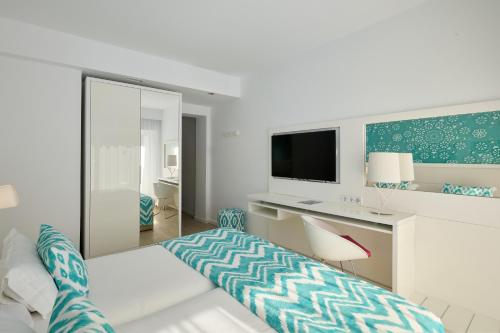 Habitación Doble Superior del hotel Grupotel Ibiza Beach Resort - Adults Only. Foto 2