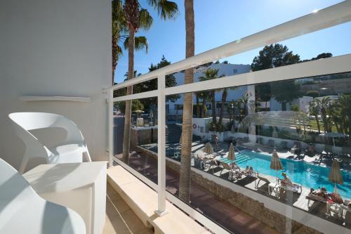 Habitación Doble Superior del hotel Grupotel Ibiza Beach Resort - Adults Only. Foto 4