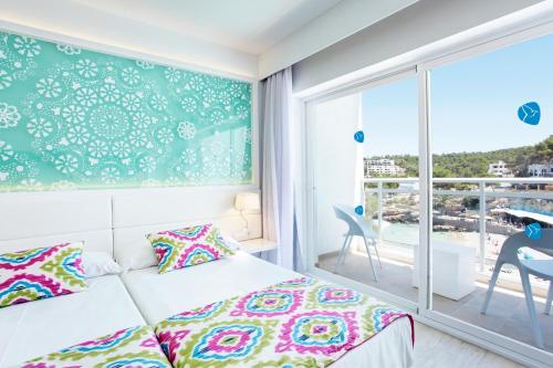 Habitación Doble con vistas laterales al mar del hotel Grupotel Ibiza Beach Resort - Adults Only. Foto 2