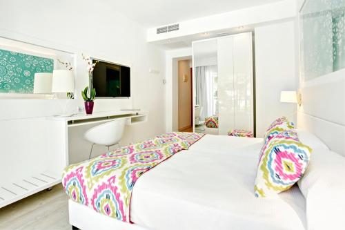 Habitación Doble con vistas laterales al mar del hotel Grupotel Ibiza Beach Resort - Adults Only. Foto 3