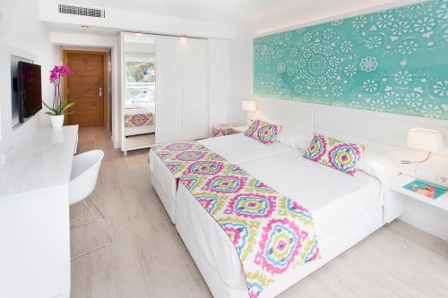 Habitación Doble Superior del hotel Grupotel Ibiza Beach Resort - Adults Only. Foto 2