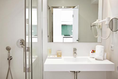 Habitación Doble Superior del hotel Grupotel Ibiza Beach Resort - Adults Only. Foto 4