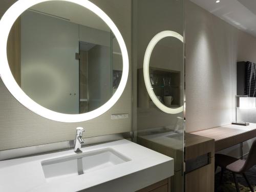 Habitación Estándar con cama grande y bañera del hotel Millennium Mitsui Garden Tokyo/ginza. Foto 1