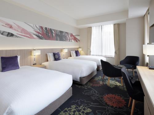 Habitación Triple Deluxe esquinera del hotel Millennium Mitsui Garden Tokyo/ginza. Foto 5