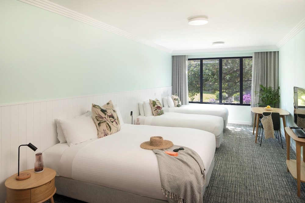 HABITACIÓN SUPERIOR, Habitación Familiar, 1 cama King + 2 camas individuales del hotel The Sebel Kiama. Foto 1