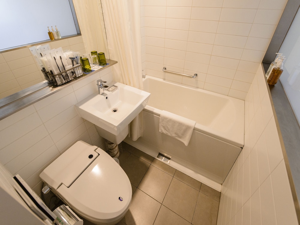 Habitación estándar con 2 camas individuales y altillo, no fumadores, planta baja del hotel Shinjuku Granbell. Foto 3