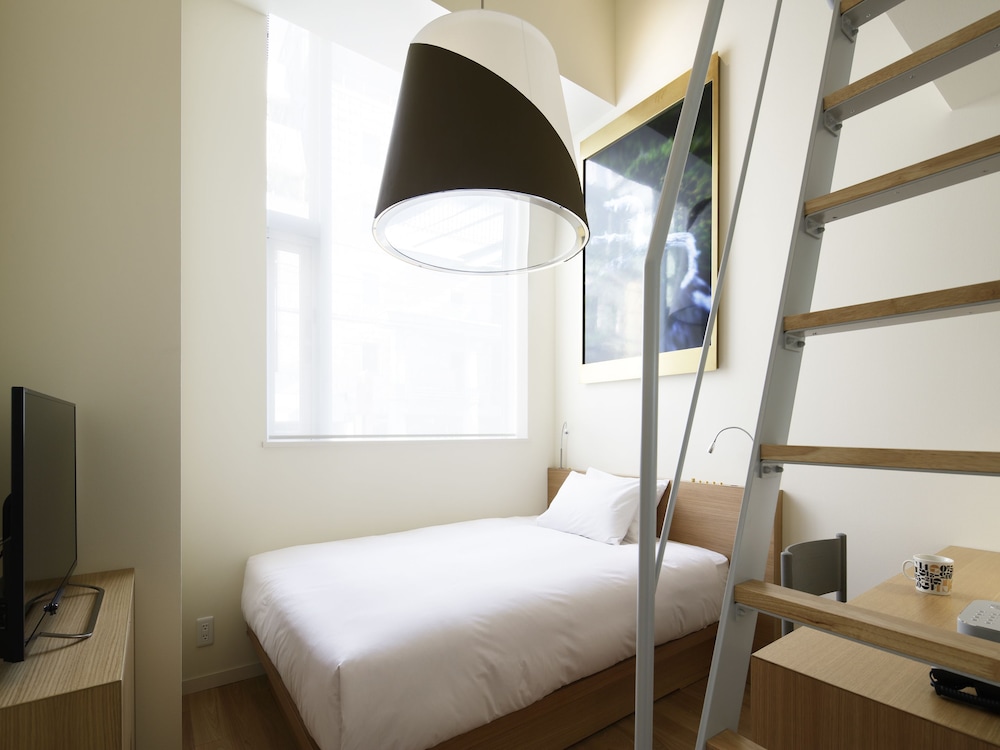 Habitación estándar doble con altillo, no fumadores, planta baja del hotel Shinjuku Granbell
