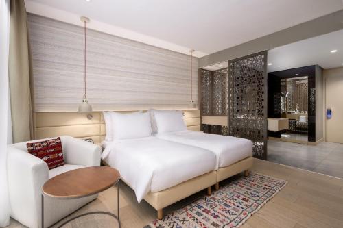 Habitación Superior con vistas a la piscina y balcón del hotel Radisson Blu , Marrakech Carré Eden. Foto 4
