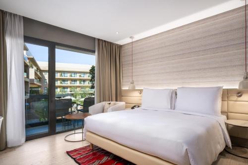 Habitación Superior con vistas a la piscina y balcón del hotel Radisson Blu , Marrakech Carré Eden. Foto 5