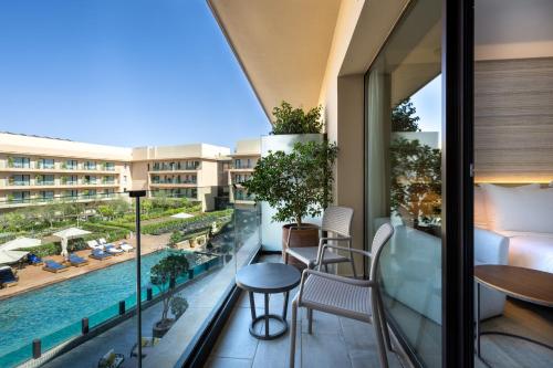 Habitación Premium con vistas a la piscina y balcón del hotel Radisson Blu , Marrakech Carré Eden. Foto 6