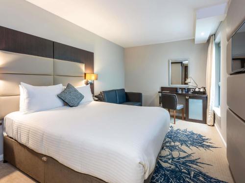 Habitación Doble Confort con sofá cama del hotel Mercure Edinburgh Haymarket. Foto 1