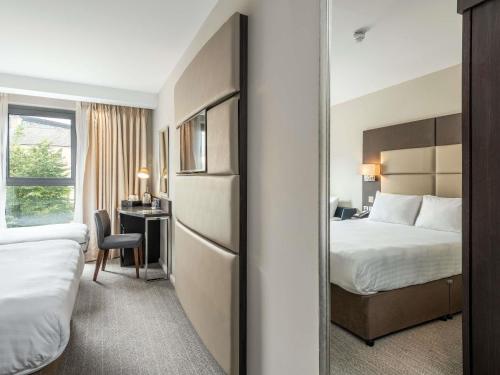 Habitación Doble Confort con sofá cama del hotel Mercure Edinburgh Haymarket. Foto 4