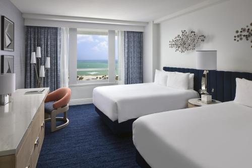 Habitación con 2 camas grandes y vistas al océano del hotel Fontainebleau Miami Beach. Foto 1