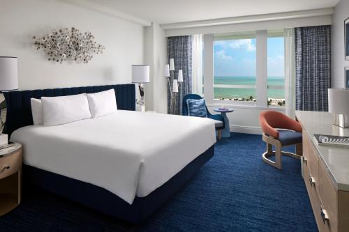 Habitación con cama extragrande y vistas al océano del hotel Fontainebleau Miami Beach. Foto 1