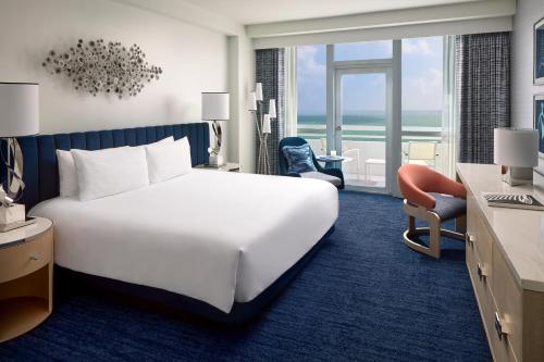 Habitación con cama extragrande y balcón del hotel Fontainebleau Miami Beach. Foto 1