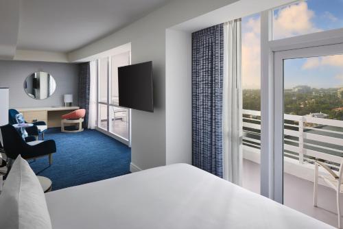 Habitación doble deluxe con cama grande y balcón del hotel Fontainebleau Miami Beach. Foto 1