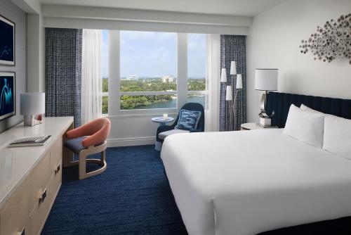 Habitación Doble Deluxe con cama grande y vistas a la bahía del hotel Fontainebleau Miami Beach. Foto 1