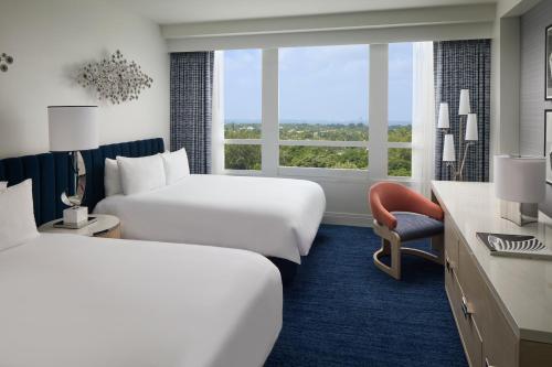 Habitación Deluxe con vistas a la bahía - 2 camas grandes del hotel Fontainebleau Miami Beach. Foto 1