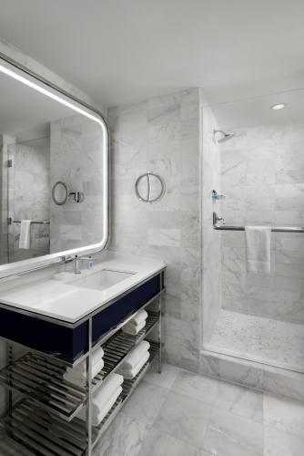 Habitación Estándar - 1 cama extragrande del hotel Fontainebleau Miami Beach. Foto 1