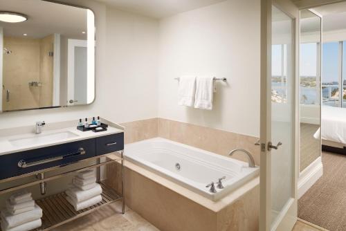 Suite de 1 dormitorio con vistas al océano - Tresor del hotel Fontainebleau Miami Beach