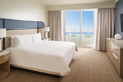 Suite de 1 dormitorio con vistas al océano - Tresor del hotel Fontainebleau Miami Beach. Foto 2