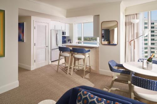 Suite de 1 dormitorio con vistas al océano - Tresor del hotel Fontainebleau Miami Beach. Foto 3