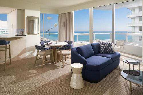 Suite de 1 dormitorio con vistas al océano - Tresor del hotel Fontainebleau Miami Beach. Foto 4