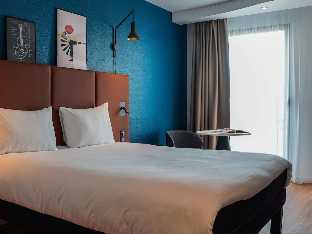 Habitación estándar con 1 cama doble y vistas al puerto del hotel Ibis Bayeux Port En Bessin. Foto 6