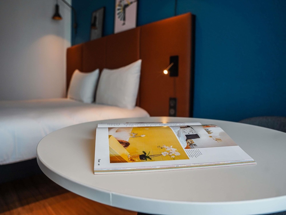 Habitación estándar con 1 cama doble y vistas al puerto del hotel Ibis Bayeux Port En Bessin. Foto 7